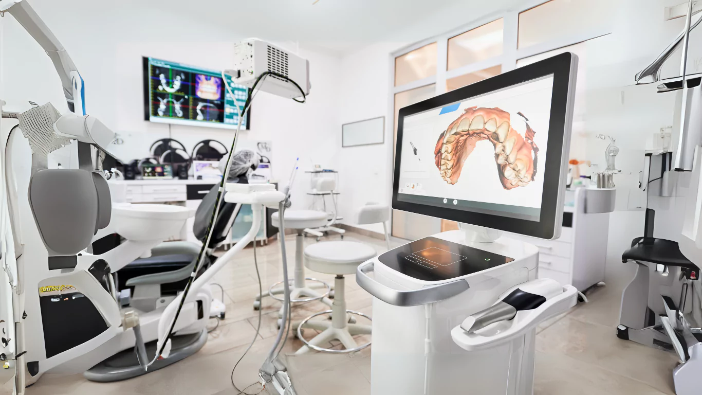 Consultorio con escáner intraoral mostrando un modelo 3D de la dentadura